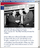 Le premier ministre John Diefenbaker remet à Richard le Trophée Lou E. Marsh Memorial
