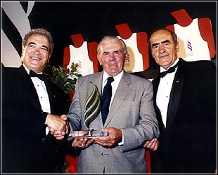 Richard reçoit le trophée du Panthéon des sports du Québec
MCC 2002-H0017-101