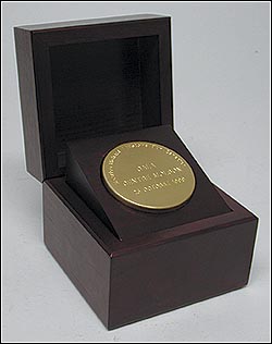 Le Rocket reçoit une rondelle d'or
MCC 2002.81.22 