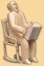 Homme dans une berceuse jouant de l'accordéon