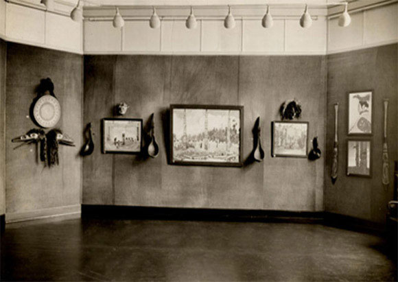  Exhibition of Canadian West Coast Art   la Galerie nationale du Canada d'Ottawa, dcembre 1927; Au centre de l'image, on remarque une peinture d'Emily Carr., © MCC/CMC