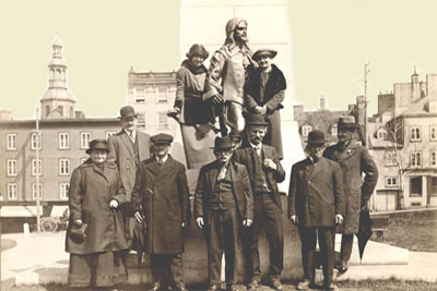 Photographie des participants de la  Veille du Bon vieux temps  du dimanche 2 mai 1920,  l'auditorium de Qubec. ( Photographie prise prs du monument de Guillaume Couillard  Qubec)., © MCC/CMC