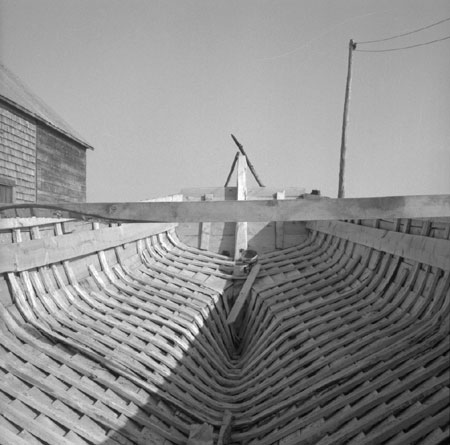 Workboat being built in Anse-aux-Gascons, Qubec, 1958., © CMC/MCC, Carmen Roy, J-15460