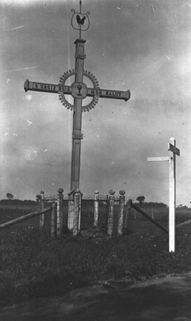 Croix de chemin avec inscription O Croix sois mon salut sur traverse. Mainville, Qubec, 1924., © MCC/CMC, Edouard Zotique Massicotte, 62887