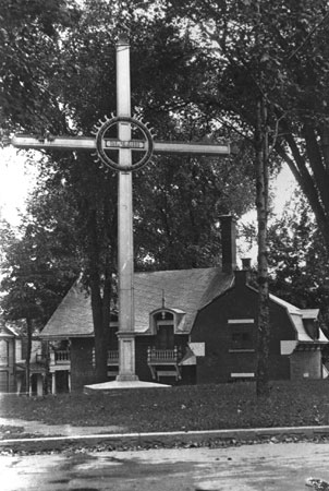 Croix de jubil peinte en blanc avec couronne d'pines sur l'axe, rige le 29 juillet 1827. Sainte-Hyacinthe, Qubec, 1923., © MCC/CMC, Edouard Zotique Massicotte, 60063
