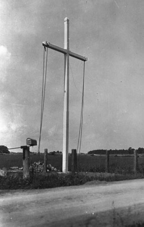 Croix de chemin venant d'tre rige. Saint-Eustache, Qubec, 1923., © MCC/CMC, Edouard Zotique Massicotte, 60023