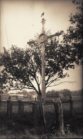 Croix de chemin ornemente d'un soleil  l'axe et d'un coq  la cime. Saint-Laurent, Qubec, 1922., © MCC/CMC, Edouard Zotique Massicotte, 57895