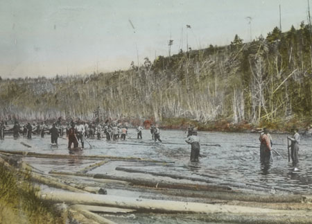 Draveurs baignant dans la rivire jusqu'au genoux, en Outaouais, Qubec, [19--]., © MCC/CMC, Q 9.2.39