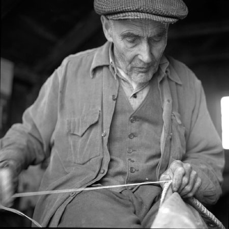 Homme fabriquant un filet de pche, [19--]., © MCC/CMC, J-15984