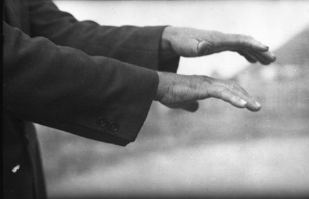 Les mains d'un jeune pcheur, les doigts courbs  force d'avoir manipul le filet et  force de les avoir exposs  l'eau sale. Mont Saint Pierre, Gaspsie, Qubec, 1936., © MCC/CMC, Marius Barbeau, 81077