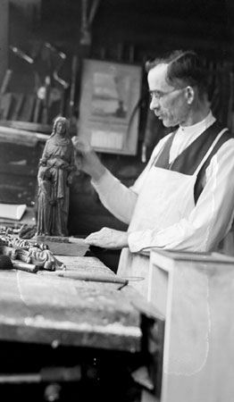 Le sculpteur Henri Angers au travail dans son atelier, Ville de Qubec, Qubec, 1935., © MCC/CMC, 2004-1363