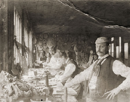 Le sculpteur Octave Morel (premier  gauche) dans l'atelier d'un sculpteur allemand  New York, 1925., © MCC/CMC, Marius Barbeau, B286-8.4