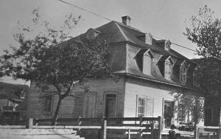 Maison avec toit en mansarde  quatre brisis, Matane, Qubec, 1918., © MCC/CMC, Marius Barbeau, 43461