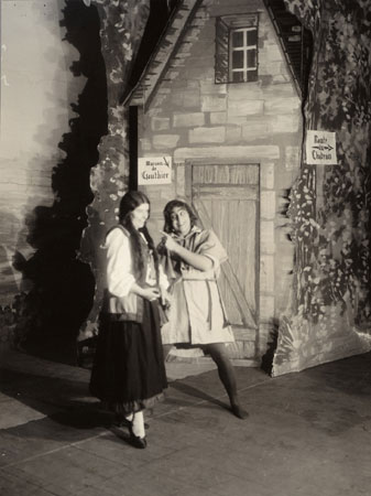 Cedia Brault et Ralph Errolle interprtant leurs personnages dans la pice  Jeu de Robin et Marion , prsente en mai 1928 dans le cadre du Festival de la chanson et des mtiers du terroir au Chteau Frontenac, Qubec., © MCC/CMC, Marius Barbeau, B563-4.11