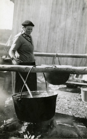 Madame François Lemieux fabriquant du savon près de Cap-Chat, Gaspésie, Québec, 1936., © MCC/CMC, Marius Barbeau, 81057