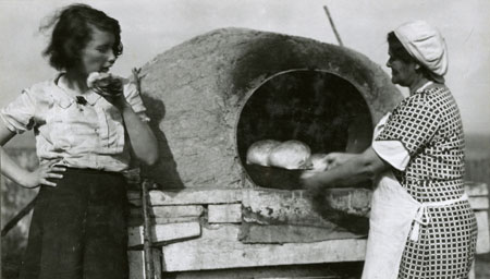 Soeurs de Ferdinand Roy cuisant le pain dans le four, Pointe-à-la-Frégate, Québec, 1936., © MCC/CMC, Marius Barbeau, 81100