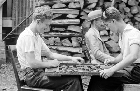 Deux hommes jouant aux dames derrire l'atelier du sculpteur Anger sur la rue La Tourelle  Qubec, Qubec, 1935., © MCC/CMC, Marius Barbeau, 2004-1364