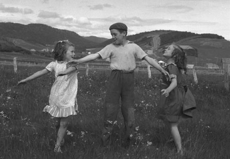 Enfants jouant au jeu de l'abeille, Petite-Rivire-au-Renard, Gaspsie, Qubec, 1958., © MCC/CMC, Carmen Roy, J15305