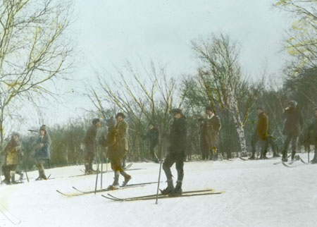 Groupe de gens en ski sur le Mont-Royal, Montral, Qubec, c.1925., © MCC/CMC, Q 19.1.21 LS