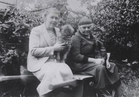 La peintre Emily Carr (droite), accompagne de Kate Stovel Mather, c.1938., © MCC/CMC, Marius Barbeau, B289-22.1