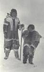 Kaiariok et sa fille Ihumatoq à Bernard Harbour, Territoires du Nord-Ouest (Nunavut), © MCC/CMC, R.M. Anderson, 38979