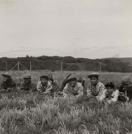 Groupe de garons taquinant les filles lors d'une partie de baseball organise  l'occasion de la dernire journe d'cole (juin 1952), rserve indienne d'Oak River, Manitoba, © MCC/CMC, Wilson D. Wallis / Ruth Sawtell, PR2005-108