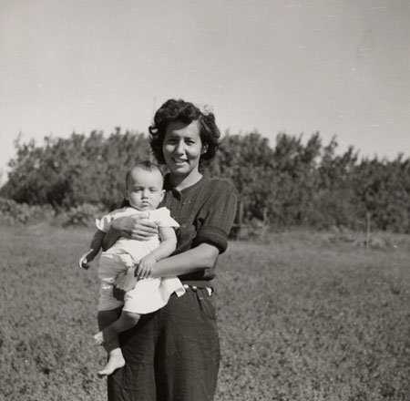 Mary Duta avec son petit garon Ron, rserve indienne d'Oak River, Griswold, Manitoba, © MCC/CMC, Wilson D. Wallis / Ruth Sawtell, PR2005-201