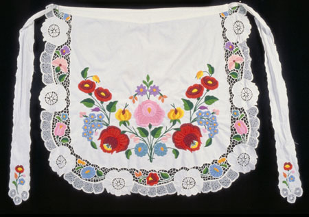 Tablier en coton blanc au motif floral brodé multicolore, avec broderie blanche et broderie anglaise., © MCC/CMC, 76-514.3
