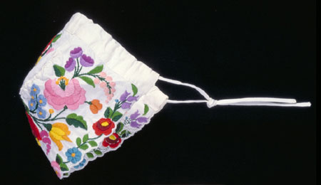 Casquette en coton blanc au motif floral brodé multicolore., © MCC/CMC, 76-514.6