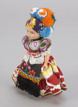 Petite poupée vêtue d'un costume hongrois. Le vêtement est typique de la région de Matyó ou de celle de Mezõkövesd, en Hongrie. La poupée a été achetée à Budapest en 1976 et ramenée au Canada par sa propriétaire., © MCC/CMC, 77-11