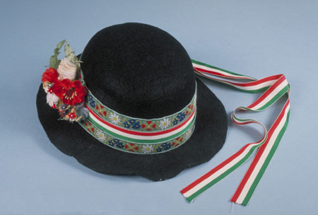 Chapeau d'homme en feutre noir, décoré de rubans (deux à motifs floraux et un aux couleurs de la Hongrie) et orné de fleurs artificielles., © MCC/CMC, 76-515.1