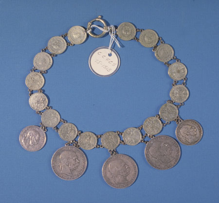 Collier en argent constitué de 17 petites et de 5 grosses pièces de monnaie., © MCC/CMC, 75-1313