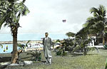Monsieur Buisson près d'un palmier à Paradise Beach, Nassau, Les Bahamas, © MCC/CMC, 592 LS
