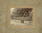 Photographie de deux garçons devant un mur de pierre, datée 1907, © MCC/CMC, Magnus, Einarsson, MU-Vm-88-863