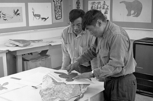 Iyola Kingwatsiaq et Eegyvudluk Pootoogook créant une gravure sur pierre