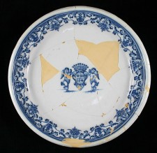 Assiette en faïence aux armoiries de St-Ovide de Brouillant