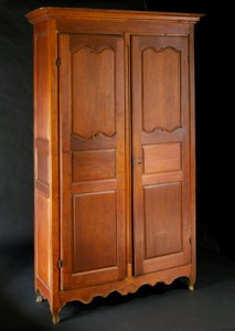 Armoire en noyer fabriquée par Jean Baptiste Ortes, vers 1765, no d’acc. 1905.13.1