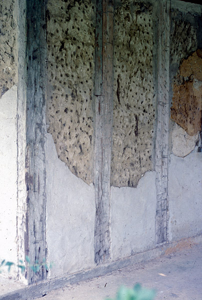 Mur coupe-feu entre des maisons à colombages (datant du Moyen Age