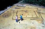 Vue aérienne des tranchées aménagées pour une construction en pieux-en-terre dans le Vieux-Mobile (1702-1711), Alabama.