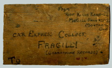 Couvercle de la boîte en bois dans laquelle les disques ont été expédiés de Kiang Kang-Hu à Marius Barbeau