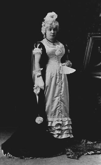 Photographie de Mme. R.A. Lindsay comme une 'Dame de l'époque de Marie-Antoinette'