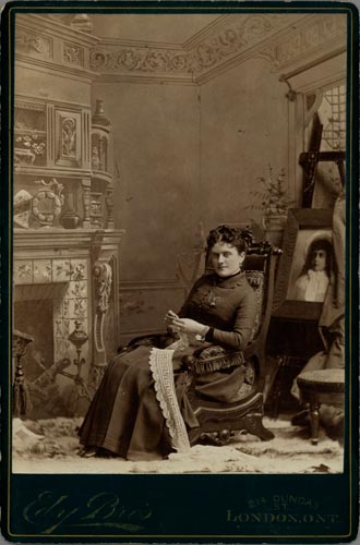 Photographie de Josephine Maud Spencer McTaggart assise et travaillant au crochet