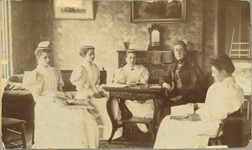Photographie d'un groupe d'étudiants avec Mlle Mary Agnes Snively à l'école 'Toronto General Hospital School of Nursing'