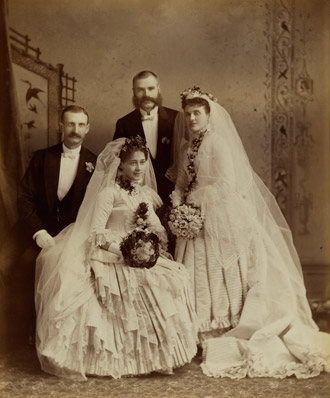 Portrait de mariage en pied de Josephine Maud Spencer et du Docteur Alexander McTaggart, en compagnie du garçon d'honneur et de la demoiselle d'honneur, London, Ontario