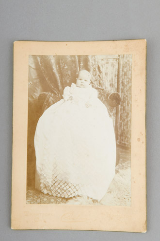 Photographie, Marjorie Edith Holcroft en robe de baptême