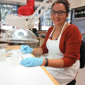 Amanda McLeod travaille dans le laboratoire de restauration des papiers.
