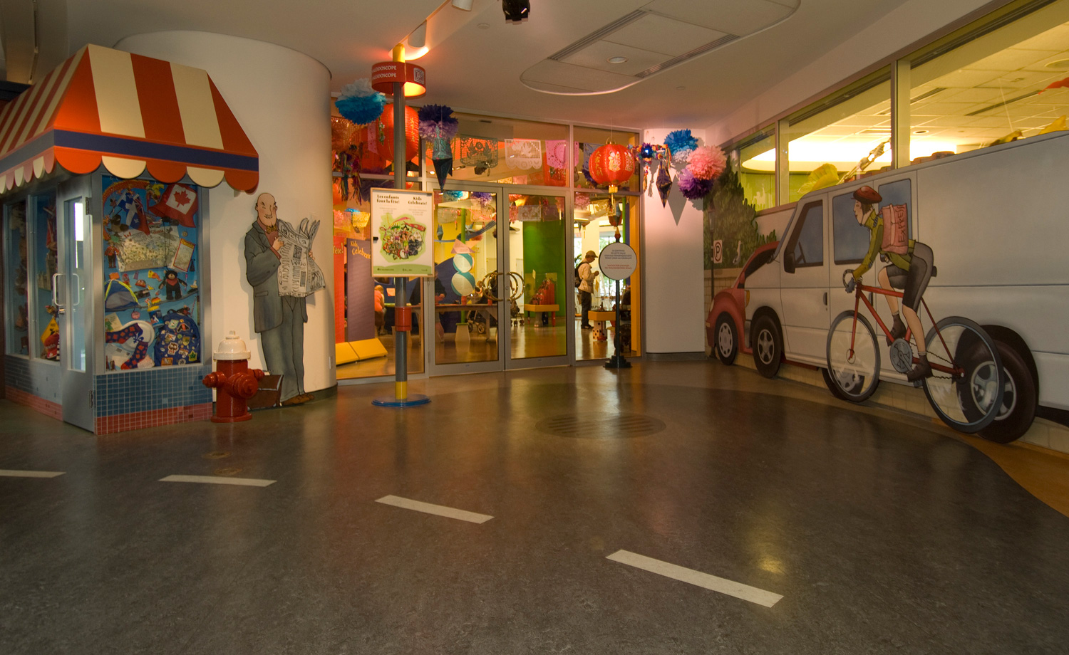 Une salle du Musée canadien de l'histoire remplie de nombreux animaux empaillés.