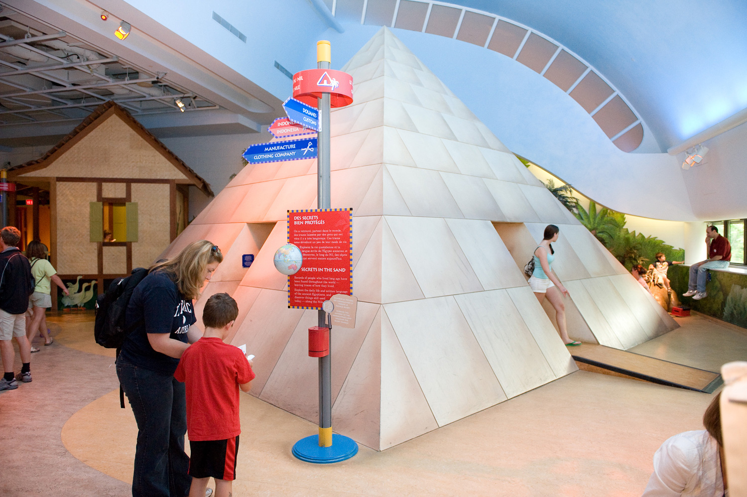 Un groupe de personnes visitant le Musée canadien de l'histoire à Ottawa, émerveillé par une pyramide exposée.