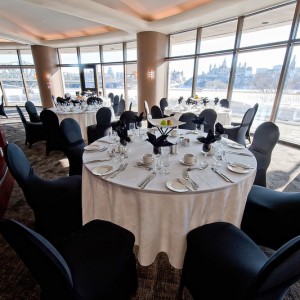 Des tables et des chaises dans le Salon de la Rivière