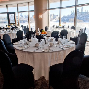 Des tables et des chaises dans le Salon de la Rivière